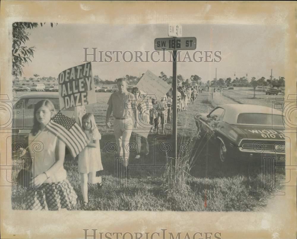 1970 Press Photo Children and adults march with picket signs - lra031617