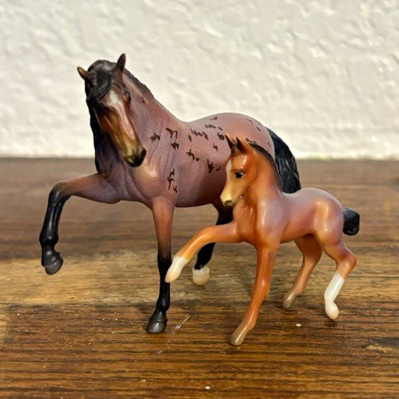Breyer Stablemates Collectors Club - Arroyo and Baja