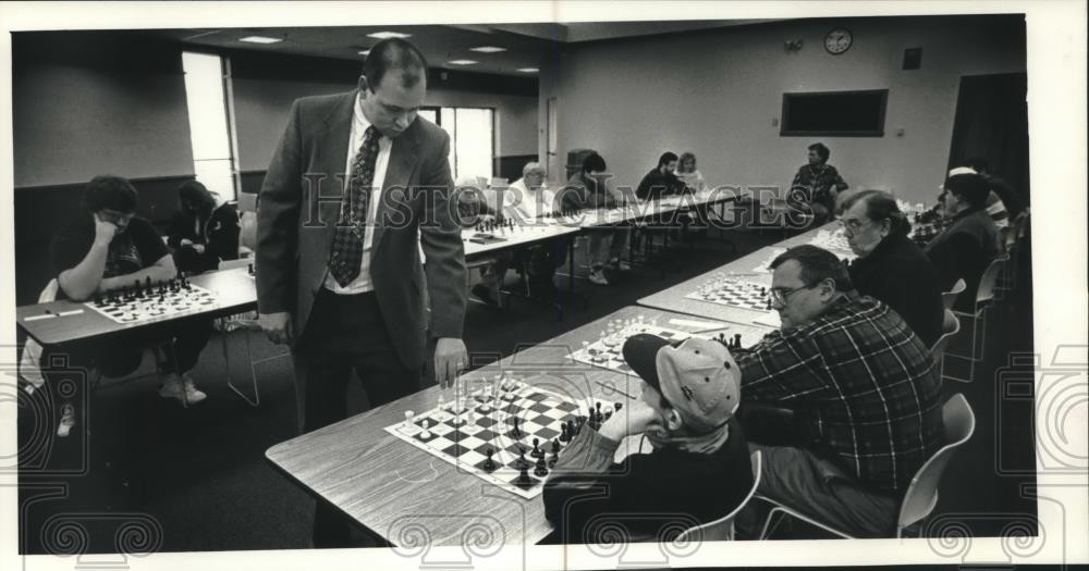 1993 Press Photo Waukesha Chess Master Jeff Cooper Plays 34 Competitors