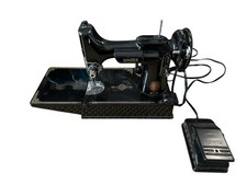 SINGER 221 Featherweight Sewing Machine picture