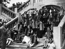 The competitors Coupe de France des accordeonistes are gathered a- 1937 Photo picture