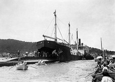 The Peruvian submarine 'Palacios' enters the submarine transport s- 1913 Photo picture