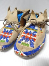 VINTAGE 1940s  SO ARAPAHO INDIAN BEADED MOCCASINS - HARD SOLES - ADULT SIZE picture