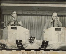 1972 Press Photo Gov. Dan Evans speaks during debate with Albert B. Rosellini picture