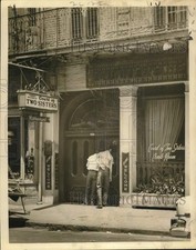 1956 Press Photo Visitors peer into closed Court of Two Sisters in New Orleans. picture