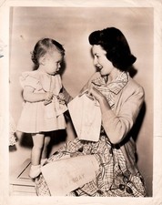 Deborah Kerr w/her daughter Candid on Set PORTRAIT 1950s ORIG PHOTO MA78 picture