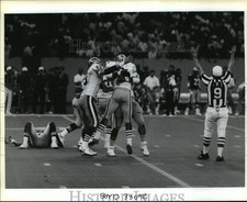 1990 Press Photo Football Player Mike Cofer with Others in Game - nos06982 picture