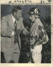 1977 Press Photo Apprentice Jockey Steve Cauthen Gets Advice from Trainer picture