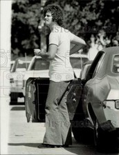 1973 Press Photo Erwin Bellinkoff, in white shirt & flare pants, gets out of car picture