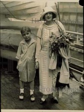 1922 Press Photo Actress Catherine Calvert & Son Sail to London for Role in Play picture