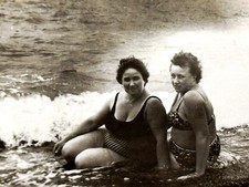 1960s Two Curvy Women Bikini ORIGINAL Snapshot B&W Photo picture