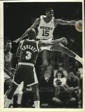 1991 Press Photo Bucks basketball's Lester Conner is on top of things picture