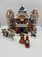 Carole Towne Toy Emporium 2004 Lighted Christmas Village w/ 3 Accessories & Box picture