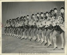 1953 Press Photo Holiday on Ice show girls- Glamour 