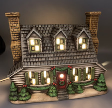 Lefton Colonial Village 1986 - Kings Cottage #05890 - Light Up w/ Storage Box picture
