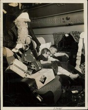 1939 Press Photo Children sleep through Santa's visit to them aboard a TWA plane picture