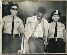 1970 Press Photo Whitney National Bank Bandit William Wilson with Police Officer picture