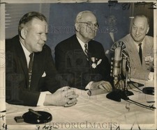 1955 Press Photo Former President Truman and officials at New Orleans news brief picture