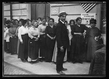 Photo:Italian Immigrants New York City 1917-1920 women protest crowd picture