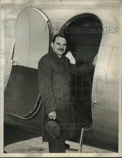 1941 Press Photo District Attorney Thomas E. Dewey Boards Army Bombing Plane picture