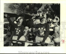 1989 Press Photo Cub Scout Parents and Members Dressed as Ducks at Annual Parade picture