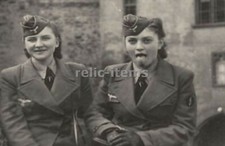 WW2 PICTURE PHOTO GERMAN WOMEN SOLDIERS MAKING FACES 6710 picture