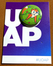 UNIVERSAL STUDIOS ORLANDO UOAP 2019 PASSHOLDER PIN BACK BUTTON SQUIRRELED AWAY picture