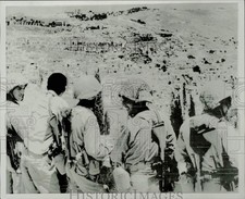 1967 Press Photo Israeli troops view Jordanian section of Jerusalem. - kfx34977 picture