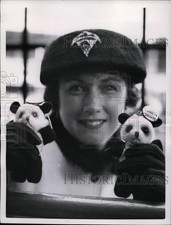 1956 Press Photo Mrs Clem Labine wife of Dodger pitcher in NYC - net10871 picture