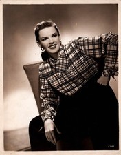 HOLLYWOOD JUDY GARLAND STYLISH POSE STUNNING PORTRAIT 1948 ORIG PHOTO MA78 picture