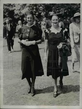 1937 Press Photo Mrs Earl Sande wife of jockey & Mrs SW Lawson at Belmont NY picture