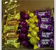 **ROSES & QUALITY STREET - FUDGE, CHOCOLATE & CARAMEL MIX Postal Box x 20 Sweets picture