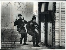 1990 Press Photo SWAT team members move in surrounding home, Washington County picture