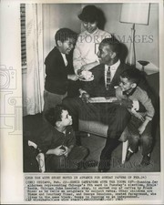 1963 Press Photo Cubs Ernie Banks Campaigns with Frank Diane & Courtney Minor picture
