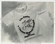 1983 Press Photo Baby's shirt pinned on board at Charlotte Memorial maternity picture