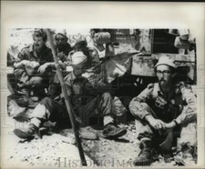 1967 Press Photo Israeli Troops take their meal near Jordanian Border picture