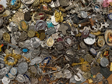 LOT OF OVER 3 LBS. ANTIQUE & VINTAGE CATHOLIC RELIGIOUS HOLY MEDALS PENDANTS picture