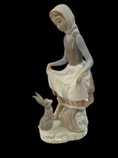 LLADRO #4826 RABBIT'S FOOD FIGURINE BY VICENTE MARTINEZ picture