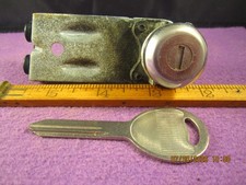 2003 JEEP LIBERTY KEYED DOOR LOCK WITH 1 Y 159 BLANK KEY. picture