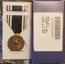 PRISONER OF WAR, MEDAL & Ribbon Bar w/Original Box Military Issue 12/87 VTG MIL picture