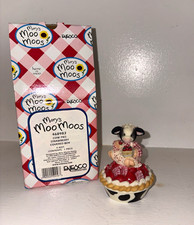 Enesco Mary’s Moo Moos Love by the Crateful Strawberry Cow Pie #468983 1998 Box picture