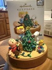 PEANUTS Deck the Halls, Charlie Brown, Sound & Light Hallmark Keepsake 2006 NIB picture