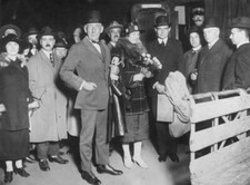 Explorer Roald Amundsen arrives at the railway station 1925 Explorer OLD PHOTO picture