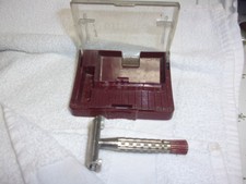 Vintage gillette double edge razor red handle in case picture
