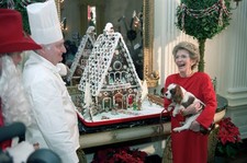 1985 Nancy Reagan with Dog Rex Show Christmas Gingerbread White House 4x6 Photo picture