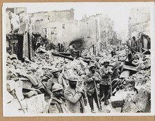 WWI French Clearing Rubble From Streets in Town Verdun 6x8 Original News Photo picture