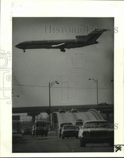 1979 Press Photo Airliner cruises over Interstate 10 span that links airport picture