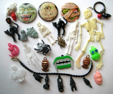 VTG LOT HALLOWEEN FINDINGS CHARMS MONSTERS GUMBALL SKELETONS BUTTONS CAT SKULL picture
