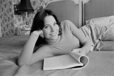 American actress fashion model Cristina Raines reads a script whil- Old Photo picture