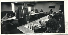 1993 Press Photo Waukesha Chess Master Jeff Cooper Plays 34 Competitors picture